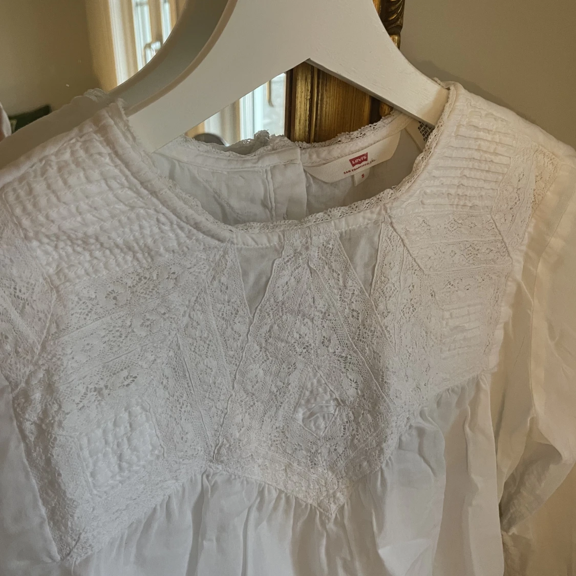 Vit blus spetsdetaljer - 91