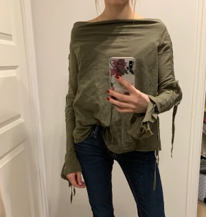 J. Lindeberg topp - Säljer denna coola J. Lindeberg tröjan/toppen. Khaki grön i storlek S. I väldigt bra skick😊