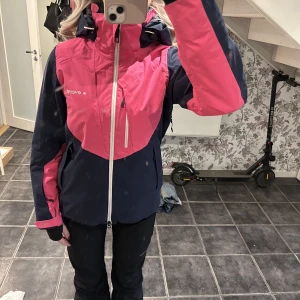 Jacka - Säljer min fina skid jacka som endast är använd några enstaka gånger en skidsäsong🩷 den är alltså i nyskick!🩷 nypris: 1799kr!