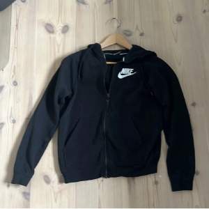 Svart skön zip hoodie från Nike. Skick 8/10. Säljer pga att jag har bytt stil. Hör av er vid frågor!