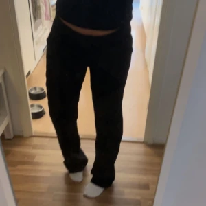 fina kostymbyxor - fina kostymbyxor från madlady!! fina men i använt skick, samt noppriga men går att ta bort. mid/low. storlek 36 i längd 30. jag är 163💞nypris: 600