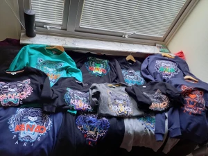 KENZO KOLLEKTION  - Tröjorna är blandat skick men generellt mycket välbevarade, bilder skickas privat på förfrågan. Storlek varierar mellan M-S Priset varierar mellan 500-800kr/st