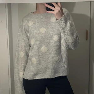Prickig Tröja  - Använd, något nopprig men håller kvaliteten. Lite stickig men en tröja under så fungerar det perfekt.