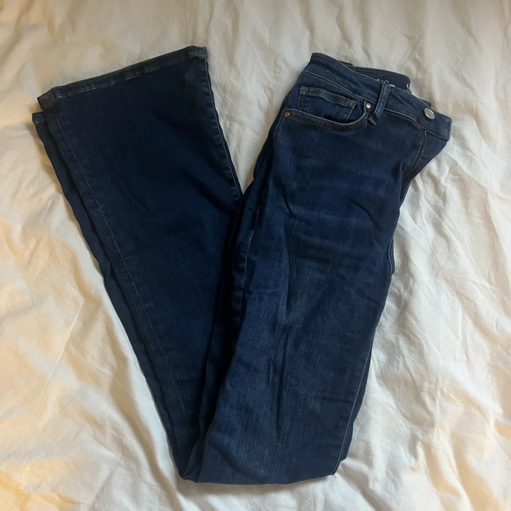 Helt oanvända bootcut jeans frpn bikbok! De är i storlek S och tror att det är längd 33, jag är 170😊Jag fraktar endast hör av er om ni har frågor❤️. Jeans & Byxor.