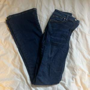 Helt oanvända bootcut jeans frpn bikbok! De är i storlek S och tror att det är längd 33, jag är 170😊Jag fraktar endast hör av er om ni har frågor❤️