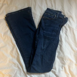 Bootcut jeans - Helt oanvända bootcut jeans frpn bikbok! De är i storlek S och tror att det är längd 33, jag är 170😊Jag fraktar endast hör av er om ni har frågor❤️