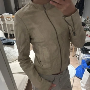 Skinnjacka - Cool och trendig skinnjacka från Cubus i storlek 36.