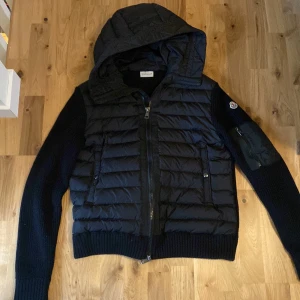 Moncler cardigan  - Tjena! Säljer nu min Moncler cardigan. Knappt använd. Skick 9/10. Hör av er vid frågor eller funderingar!