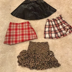 Kjolar - De är väldigt töjbara och passar till mig (14 år)Detta är en samlingsanons för alla kjolar jag säljer. Den i leopard är dyrare än de andra eftersom den kostar så mycket för en ny. Jag sänker priset om ni köper fler. Med designers remix kjol: 850 Utan: 200