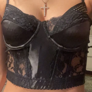Lace korsett - Lace korsett i svart❤️ aldrig använts💘 org pris 399 ❤️ A kupa utan vaddering💘 även justerbar där bak och den har inga band