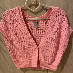 Virkad kort kofta💕 - Rosa kort virkad kofta med korta ärmar💕 Bra skick. 