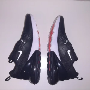Nike Airmax 270 - Säljer mina 270s för bästellde fel storlek. Använts typ 3 gånger utomhus. Annars inga fel med dom typ som nya.