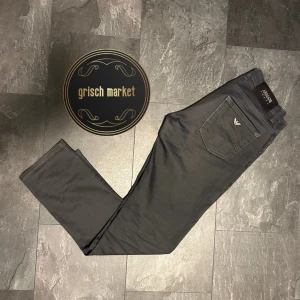 Armani jeans oanvända  - | Ett par Armani jeans som är oanvända, inga defekter skicket är 10/10 | dunder priset på 399 nypris ca 2500! | storleken 32/32 modellen på bilden är 183 och väger 72kg | fler bilder finns skickar i pm | 