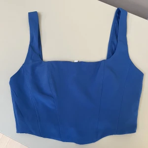 Blå topp stradivarius  - Blå korsett-liknande topp från stradivarius. Sparsamt använd så i fint skick.