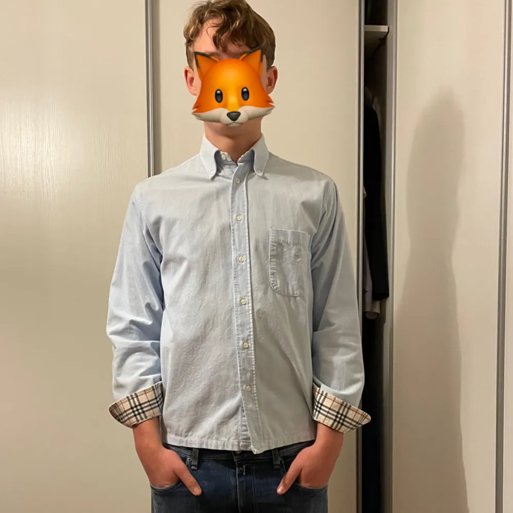Säljer min unika Burberry skjorta i fint och exklusivt manchestertyg. Inte använt senaste året, toppskick. Storleken är 38 som passar dig som brukar bära M. Jag är 182. Skjortor.