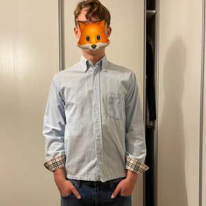 Säljer min unika Burberry skjorta i fint och exklusivt manchestertyg. Inte använt senaste året, toppskick. Storleken är 38 som passar dig som brukar bära M. Jag är 182