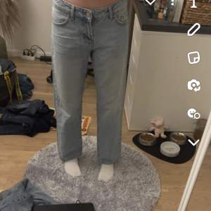 Låga baggy jeans som är ifrån Ullared, de är tyvär lite för korta för mig som är 164 ca. Bara använda 1 gång så dom är helt nya.  Storlek 34, midjemått 36cm rakt över. Orginal pris var 250kr