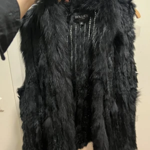 Pälsväst från Hollies i stl m - Knappt använd. Passar till allt!  Nypris 2499kr