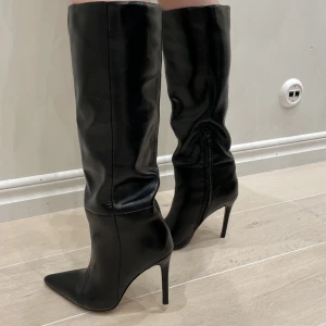 Stövlar med klack - Säljer dessa sjukt snygga stövlar. De är helt oanvända och i nyskick. De är köpta från NA-KD. Säljer då de inte kommer till användning😊 köpta för 800kr