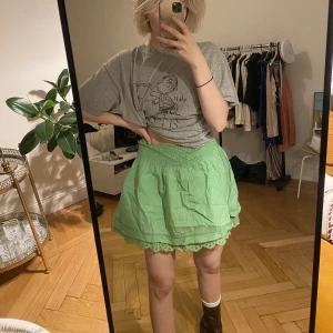 Kjol med brodyr - Suuper söt kjol med broderad spets på kanten + andra detaljer 💚behövs strykas lite 