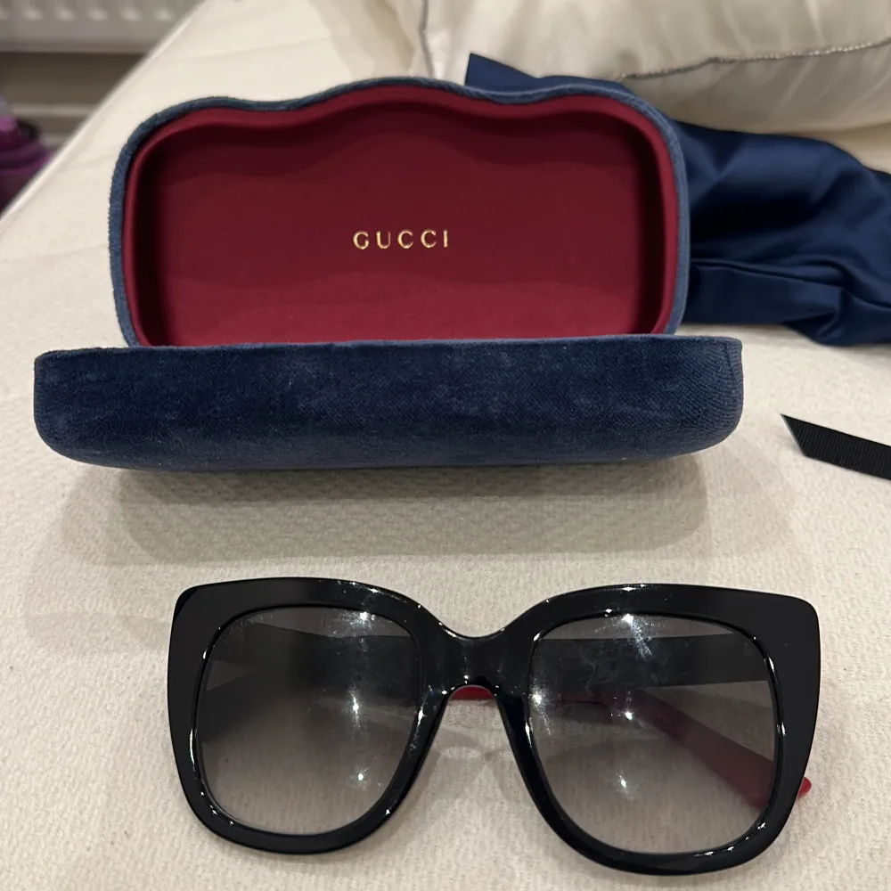 Gucci solglasögon. Cateye form. Grön/röd och guld detaljer Använda ett par gånger.. Övrigt.