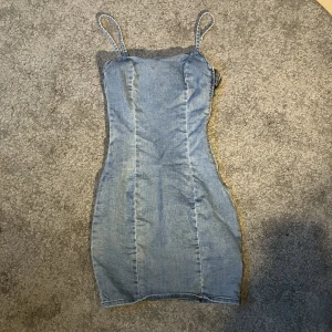 Figursydd jeans klänning  -  fin figur ser jeans klänning från H&M 