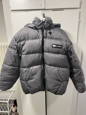 Puffer jacket - Snygg pufferjacket som är perfekt nu för vintern😍 Köpt secondhand, men är som i nyskick. Säljer pga att den inte kommer till använding längre. Passar S-L beroende på hur man vill att den ska sitta💞💞