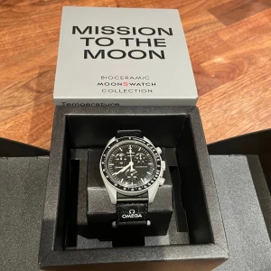 Omega Moonswatch - Säljer min omega moonswatch i väldigt bra skick. Retail pris 290 euro? Inte säker men nåt runt 3000 men reser på moon går på 5-6k. Säljer lite billigare då jag snabbt vill köpa en Neptune istället + ATT JAG INTE HAR KVAR BOX.Har endast kvitto:/ 