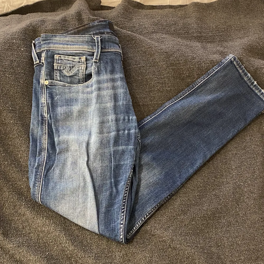Säljer nu mina replay jeans i den väldigt trendiga modellen anbass. Finns ett litet hål mellan benen men inget som syns vid användning därav det bra priset. Tveka inte att höra av er storlek 31 . Jeans & Byxor.