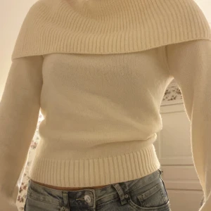 Krämvit off-shoulder tröja - Stickad tröja i fint skick, aldrig använd då jag inte tycker jag passade i den. 