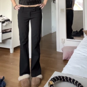 Lågmidjade kostymbyxor - Snyggaste lågmidjade kostymbyxorna ifrån Tiger Mist💗 Några defekter därav priset. 