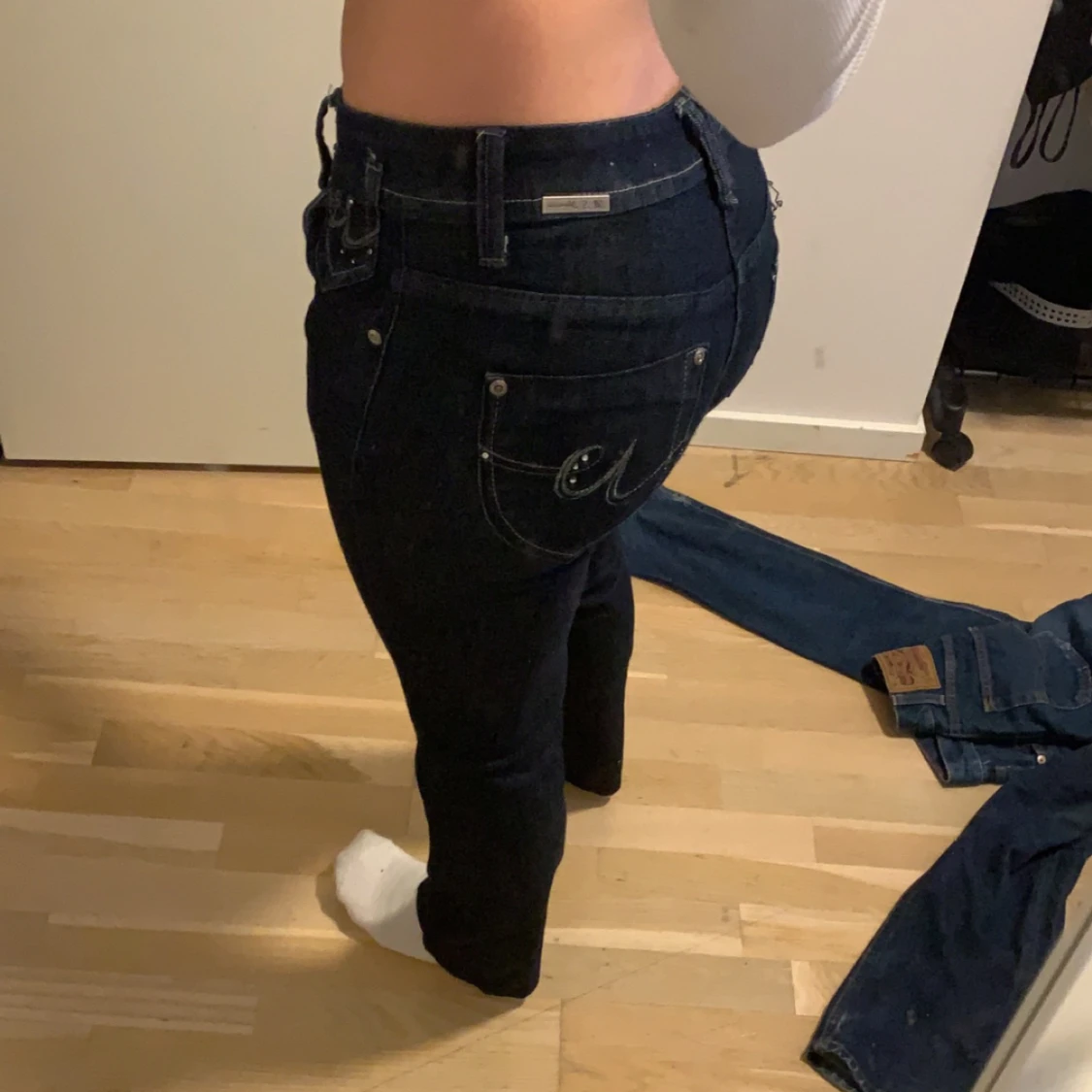 Mörkblåa bootcut jeans  - 90