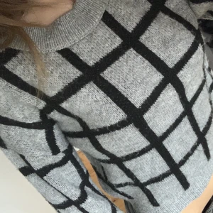 Grå stickad tröja - Rutig stickad tröja från Na-kd. Jättefint skick. 