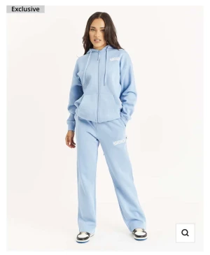 Hoodrich set - Baby blått hoodrich set! Använd 3 gånger, jättebra skick. Säljer för jag inte har användning av den längre (Nypris 1700kr)