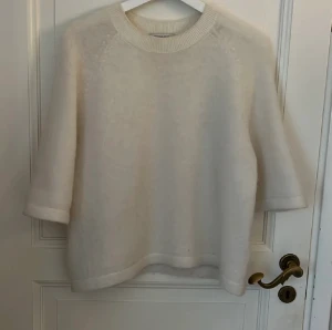 Stickad other stories tröja - Säljer nu min super fina stickad Other stories tröja med trkvartsärmar pga att det inte riktigt är min stil längre💗 tröjan är helt slutsåld på hemsidan och den är i bra skick💗första bilden är lånad men det är bara att fråga om egna bilder så löser jag det