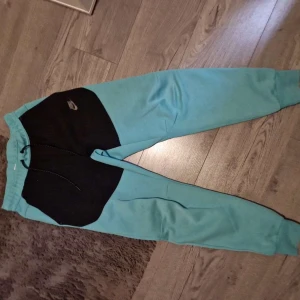 Nike tech fleece  - Byxorna är S och tröjan är L 