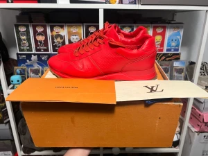 Louis Vuitton x Supreme Run Away - LV8.5 - 42.5 men sitter som 43.5/44 Kommer med box, kvitto och dustbag samt extra snören. Skador enligt bild 2.