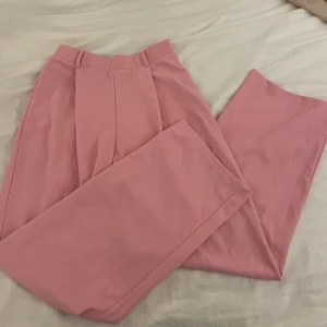 Kostymbyxor - Rosa läckra kostymbyxor! Utgör en mycket fin form!  Endast testade men har ej prislapp kvar, säljer då de var för långa! 