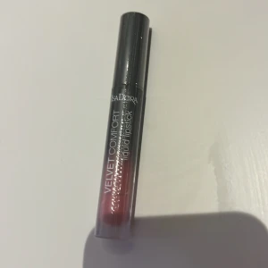 Isadora flytande läppstift - Nytt, flytande läppstift från Isadora med plasten på. Färgen är 74 Think Pink så gissar att den är åt det rosa hållet. Kan skickas med frimärke för 18kr
