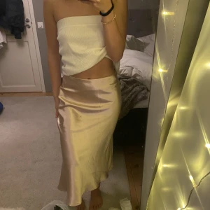 Kjol - Rosé färgad silkes kjol. Den har dock en liten liten fläck fram som ej går bort. Skriv för bild. Köpt för ca 150:-. Pris kan diskuteras. 💕