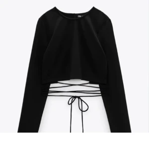 Topp zara - En topp från zara som aldrig är använd! 💓öppen rygg med knytningar