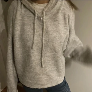 Stickad hoodie  - Lägger ut igen, aldrig använd jätte skön! ❤️