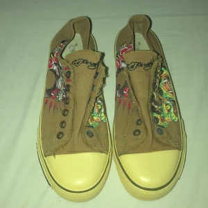 ED HARDY SKOR!  - För coola ed hardy skor i storlek 39. Köpta i London på beyond retro och var för stora för mig. Så de är secondhand men ändå i mycket bra skick. Olika tryck på båda sidorna. Just denna modell är väldigt ovanlig, därav priset! köpta för 1600 nya 💕