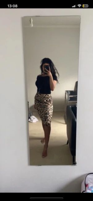 Leopard satin kjol - Använd en gång , storlek 34