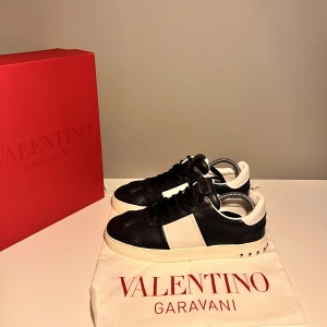 Valentino flycrew - Säljer ett par snygga valentino flycrew i mörkblå färg och storlek 40. Cond 10/10 endast testade. Kommer med OG box och dustbag