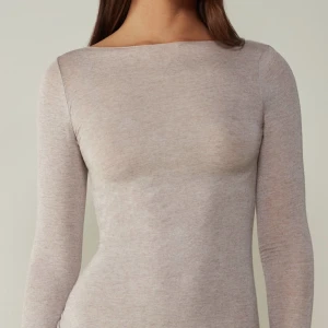 Intimisimi tröja - Använd väldigt få gånger. Det är ett litet hål på underarmen men de syns inte❣️