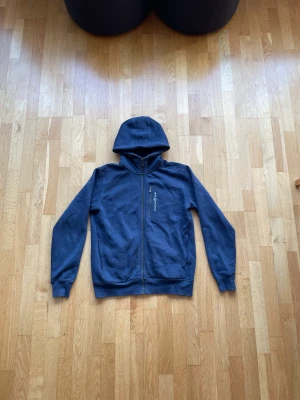 Sail Racing hoodie - Dags o sälja den här då den inte kommer till användning speciellt mycket genom åren. Skicket är helt okej och passformen är lite liten (har M i det mesta men den är lite tajt). 