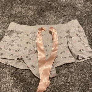 Pyjamas shorts  - Super söta, korta pyjamas shorts. En liten ficka på rumpan ( se bild 2 ) 