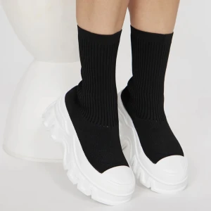 Fashionnova sneakers - Skor från Fashionnova aldrig använda då dom är för stora i storlek. Storlek 36 men passar 38/39.