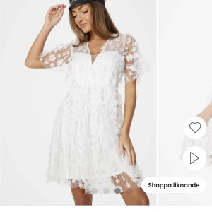 Studentklänning - Säljer nu min studentklänning som är i toppen skick, endast använd en dag. Ordinarie pris 1099kr